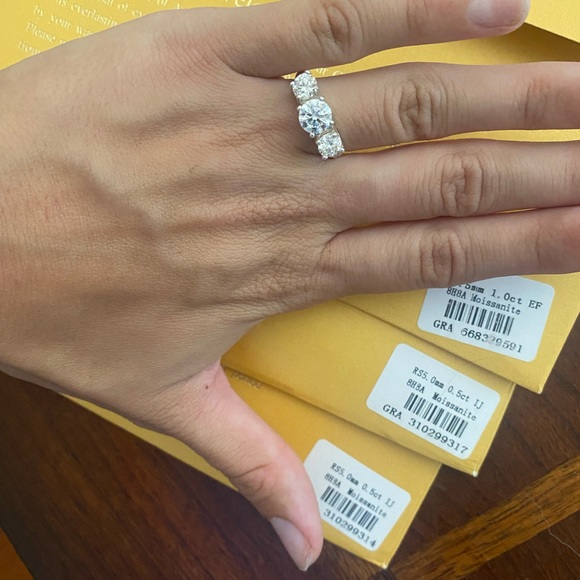 3 stone moissanite diamond ring 2 carats - Picture 7 of 7
